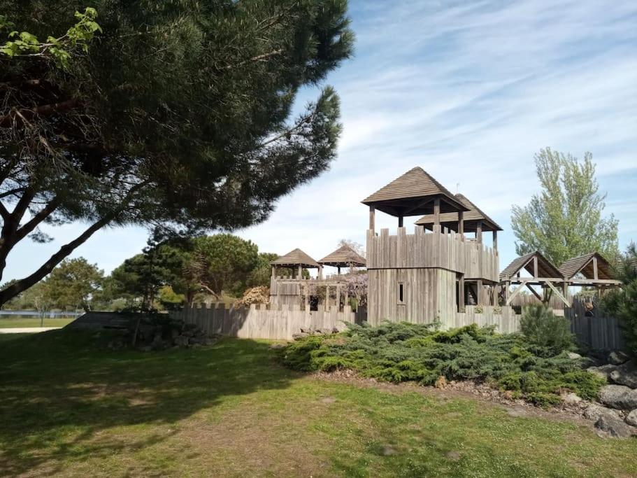 Petite Maison Avec Jardin Entre Lac Et Village Hourtin Exterior photo