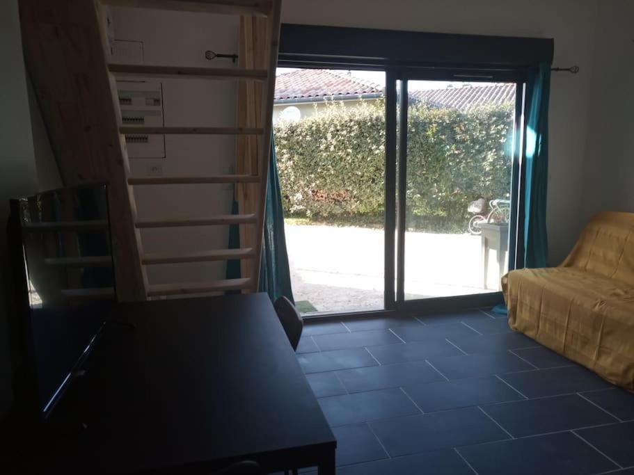 Petite Maison Avec Jardin Entre Lac Et Village Hourtin Exterior photo