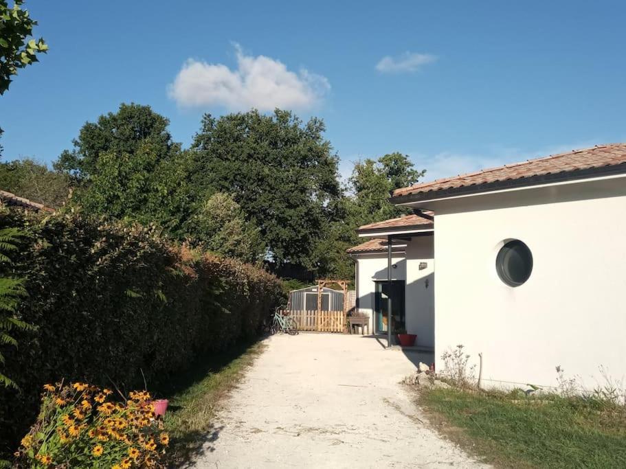 Petite Maison Avec Jardin Entre Lac Et Village Hourtin Exterior photo